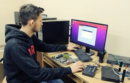 Na zdjęciu uczeń kształcący się w zawodzie technik informatyk.