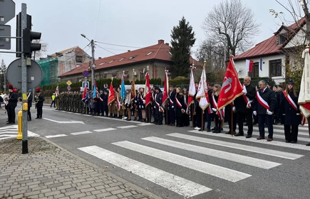 Poczet Sztandarowy CKZiU w Łapanowie na uroczystościach z okazji Narodowego Święta Niepodległości w Bochni. Fotografia barwna.