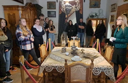 Na zdjęciu uczestnicy wycieczki w Kamienicy Hipolitów w Krakowie.