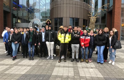 Grupowe zdjęcie uczestników wycieczki przed Bonarka City Center w Krakowie.