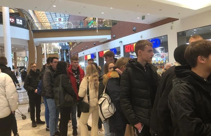 Na zdjęciu uczestnicy wycieczki w kolejce przed seansem filmowym, w Bonarka City Center w Krakowie. 