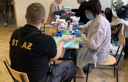 Fotografia barwna. Pani dyrektor - mgr inż. Dorota Matlega podczas czynności przygotowujących do oddawania krwi. Zdjęcie wykonano w CKZiU w Łapanowie.
