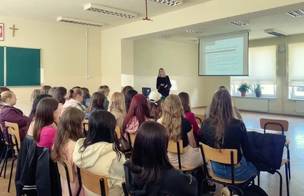 Na zdjęciu p. Ewa Chmielarz-Żwawa i uczennice biorące udział w warsztatach.