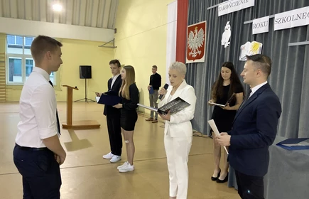 Uroczystość w Hali Sportowej CKZiU w Łapanowie.