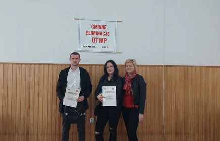 Na zdjęciu od lewej Marcin Wojas (II miejsce), Wiktoria Klasło (III miejsce), pani Celina Jacewicz. Zdjęcie wykonano w OSP Tarnawa.