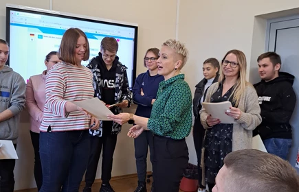 Na zdjęciu wręczenie nagród i dyplomów  uczestnikom przez panią dyrektor Dorotę Matlęgę, panią Ewę Sudziarską o panią Lucynę Zajd.