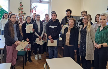 Grupowe zdjęcie uczestników konkursu wraz z panią dyrektor Dorotą Matlęgą, panią Lucyną Zajd i panią Ewą Sudziarską. 