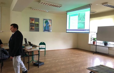 Na zdjęciu pracownik naukowy Staropolskiej Szkoły Wyższej w Kielcach z filią w Myślenicach i filią w Bochni, który zaprezentował młodzieży ofertę edukacyjną uczelni. Zdjęcie wykonane w budynku "B" CKZiU w Łapanowie.