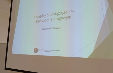 Zdjęcie przedstawia jeden ze slajdów z prezentacji multimedialnej przygotowanej przez inspektorów transportu drogowego.