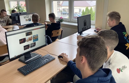 Fotografia barwna wykonana w budynku „B” CKZiU w Łapanowie, w sali komputerowej nr 8. Na zdjęciu uczniowie klasy I TC podczas edukacyjnej gry online „Galeria marzeń – Zagraj w sztukę!”.