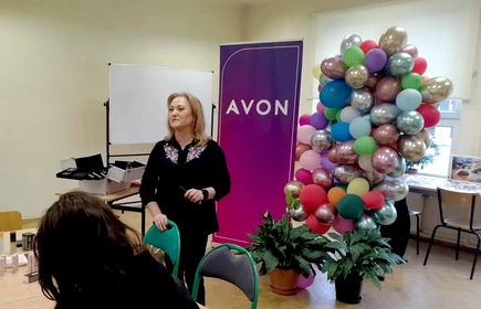 Na zdjęciu Pani Ewa Różana – konsultantka firmy AVON. Fotografia wykonana w budynku „B” CKZiU w Łapanowie.