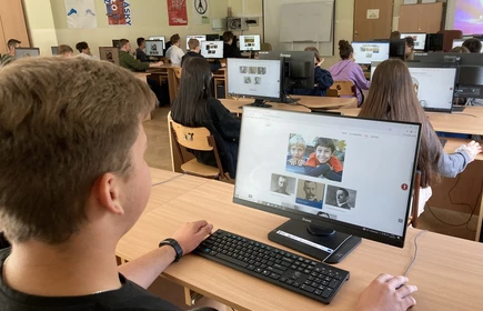 Na zdjęciu uczniowie kl. I TB grają w edukacyjna grę online „Galeria Marzeń – zagraj w sztukę!”. Zdjęcie wykonano w pracowni komputerowej w budynku B, sala nr. 8.