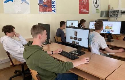 Na zdjęciu uczniowie kl. I TB grają w edukacyjna grę online „Galeria Marzeń – zagraj w sztukę!”. Zdjęcie wykonano w pracowni komputerowej w budynku B, sala nr. 8.