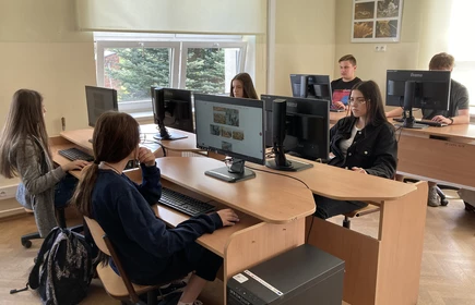 Na zdjęciu uczniowie kl. I TB grają w edukacyjna grę online „Galeria Marzeń – zagraj w sztukę!”. Zdjęcie wykonano w pracowni komputerowej w budynku B, sala nr. 8.