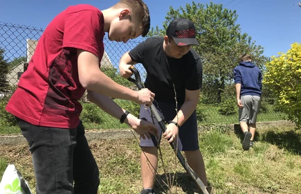 Na zdjęciu uczniowie kierunku technik rolnik sadzą drzewa wiśni w ramach realizacji projektu Tradycyjny Sad.