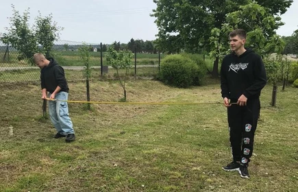 Na zdjęciu uczniowie CKZiU w Łapanowie w czasie przygotowywania poletka do wysiewu ziół i kwiatów. Fotografia wykonana w szkolnym ogrodzie.