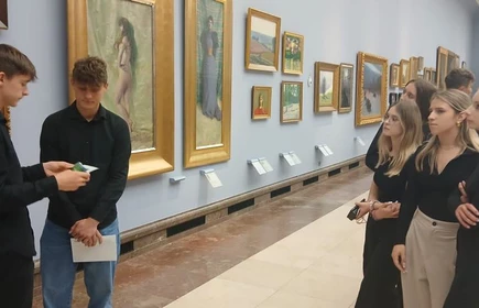 Na zdjęciu uczniowie CKZiU w Łapanowie podczas lekcji muzealnej „Język sztuki, analiza dzieła” w Muzeum Narodowym w Krakowie, oddział w Sukiennicach.