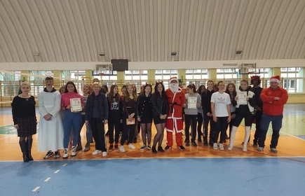 Grupowe zdjęcie uczestników turnieju wraz z panią dyrektor Dorotą Matlęgą (pierwsza z lewej) i panem Jarosławem Marcem (pierwszy z prawej).