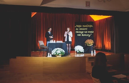 Na zdjęciu od lewej p. Sabina Zdebska i dyrektor Centrum Kultury Gminy Łapanów - p. Wioletta Nawojowska.