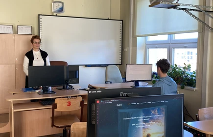 Na zdjęciu uczniowie CKZiU w Łapanowie podczas rozwiązywania testu konkursowego online. Zdjęcia wykonane w pracowni komputerowej.