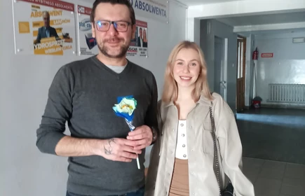 Na zdjęciu od lewej: pan kierownik mgr Marcin Budzyn i uczennica Aneta Kaja. Zdjęcie wykonane w CKZiU w Łapanowie. 