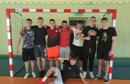 Na zdjęciu zdobywcy I miejsca w Turnieju Piłki Siatkowej chłopców - klasa 4 AP. Zdjęcie wykonane w Hali Sportowej CKZiU w Łapanowie.