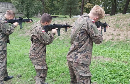 Na zdjęciu uczniowie klas o profilu wojskowym podczas zajęć praktycznych na terenie Jednostki Wojskowej w Kłaju. 