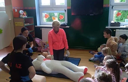 Na zdjęciu pani Celina Jacewicz i dzieci - uczestnicy warsztatów.