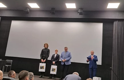 Na zdjęciu zdobywca drugiego miejsca w Konkursie Historycznym Wiedzy o Żołnierzach Wyklętych - Tomasz Gądek (drugi od lewej) wraz Panem Adamem Kortą - Starostą Bocheńskim. Zdjęcie wykonano podczas oficjalnego ogłoszenia wyników połączonego z wręczeniem nagród i dyplomów.