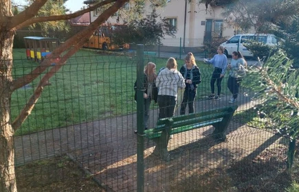 Na zdjęciu młodzież uczestnicząca w akcji podczas wykonywania prac porządkowych.