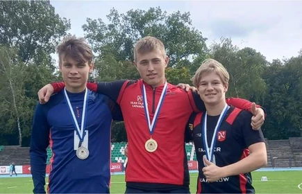 Na zdjęciu zawodnicy na podium. Drugi od lewej – Jakub Furtak, uczeń CKZiU w Łapanowie oraz zdobywca dwóch złotych medali w rzucie oszczepem i w rzucie młotem. Trzeci od lewej – Tomasz Gądek, uczeń CKZiU w Łapanowie oraz zdobywca brązowego medalu w rzucie oszczepem.