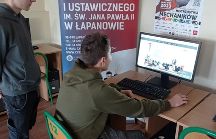 Na zdjęciu uczniowie CKZiU w Łapanowie rozwiązuje test on-line w ramach XII Mistrzostw Mechaników. Zdjęcie wykonane w CKZiU w Łapanowie.