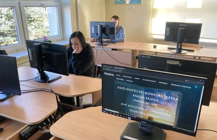 Na zdjęciu uczniowie CKZiU w Łapanowie podczas rozwiązywania testu konkursowego online. Zdjęcia wykonane w pracowni komputerowej.