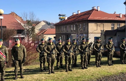 Obchody Narodowego Dnia Pamięci Żołnierzy Wyklętych w Bochni - uroczystości pod Pomnikiem Generała Okulickiego w Bochni - Salwa Honorowa.