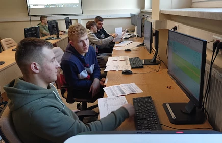 Na zdjęciu uczniowie kl. 4 AP kształcący się w zawodzie technik budownictwa podczas zajęć lekcyjnych wykonują zadania praktyczne w programie Norma Expert.