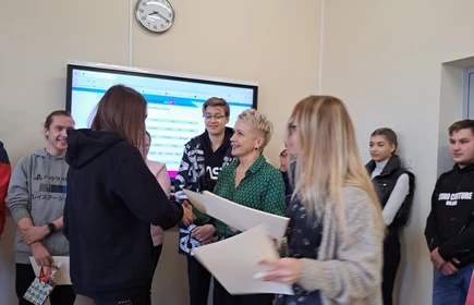 Na zdjęciu wręczenie nagród i dyplomów  uczestnikom przez panią dyrektor Dorotę Matlęgę, panią Ewę Sudziarską o panią Lucynę Zajd.