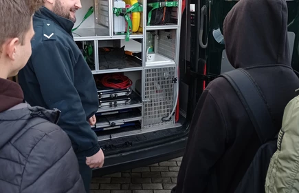 Na zdjęciu młodzież zapoznaje się z wyposażeniem samochodu Inspekcji Transportu Drogowego. 