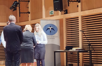 Mariola Kukla (kl. 3 BP) odbiera dyplom z rąk Pani Haliny Cimer Małopolskiej Wicekurator Oświaty.