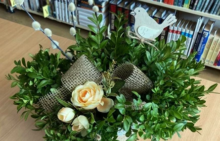 Stroik wielkanocny na tle książek w bibliotece