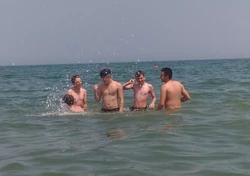 grupa ludzi w wodzie