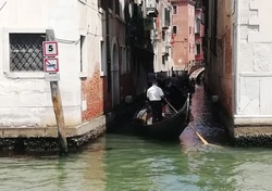 gondola w bardzo wąskim kanale