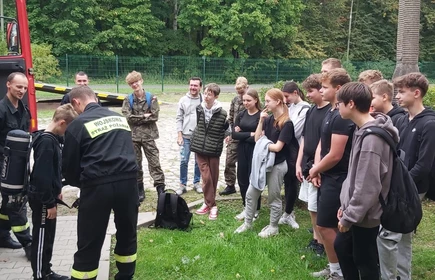 Na zdjęciu uczniowie klas o profilu wojskowym podczas zajęć praktycznych na terenie Jednostki Wojskowej w Kłaju. 