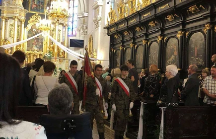 Poczet Sztandarowy CKZiU w Łapanowie podczas Mszy św. w Bazylice św. Mikołaja Bpa w Bochni.