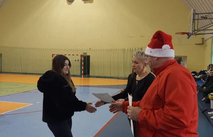 Na zdjęciu pani dyrektor Dorota Matlęga i pan Jarosław Marzec wręczają nagrody i dyplomy przedstawicielom zwycięskich drużyn.