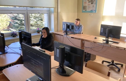 Na zdjęciu uczniowie CKZiU w Łapanowie podczas rozwiązywania testu konkursowego online. Zdjęcia wykonane w pracowni komputerowej.