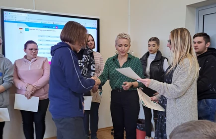 Na zdjęciu wręczenie nagród i dyplomów  uczestnikom przez panią dyrektor Dorotę Matlęgę, panią Ewę Sudziarską o panią Lucynę Zajd.