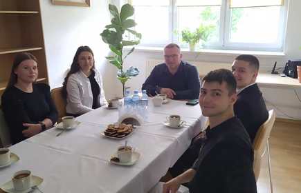 Na zdjęciu Dyrektor Szkoły - p. Jarosław Marzec, Opiekun SU - p. Ewa Drozd i Zarząd SU. Zdjęcie wykonane w budynku "A" CKZiU w Łapanowie.
