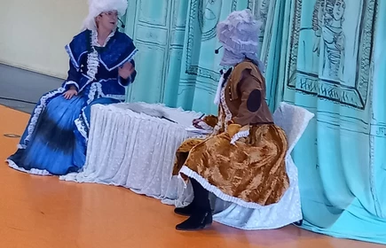 Aktorzy teatru FORMA, spektakl "Skąpiec" Moliera. Sala gimnastyczna CKZiU w Łapanowie.