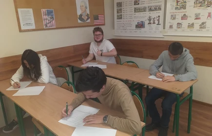 Uczestnicy konkursu w czasie rozwiązywania quizu.