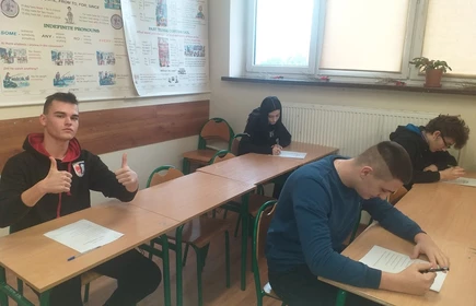 Uczestnicy konkursu w czasie rozwiązywania quizu.